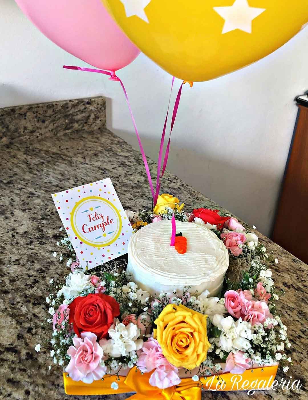 Caja de flores con pastel – La Regaleria